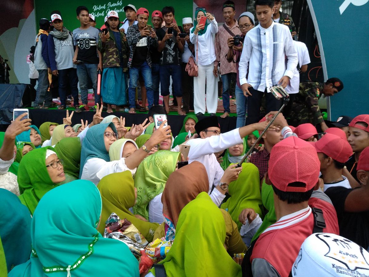 HadiNgusman's tweet photo. #SedulurNgaji 
#GustiTopMarkotop 
#PenggilaNabiMuhamadSaw 
Doa para ulama dan hadirin sedulur ngaji sukses besar di Jember. 
@gusipul4
@GunturPuti 
@halimiskandarnu https://t.co/Eo2LUjmrow