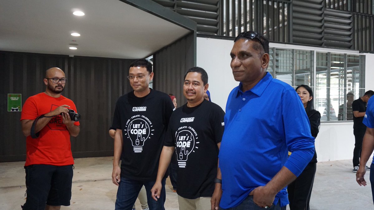 codingatschools's tweet photo. A powerful speech by Tan Sri Dr. Mohd Irwan Serigar Abdullah Secretary General of Treasury, Ministry of Finance of Malaysia. Thank you for visit us. 🤗

#codingatschools2018
#codingatschools
#NEGARAKU
#MOF_Malaysia
#MyNBOS
#MiniGreatSarawak https://t.co/M88xMklQUT