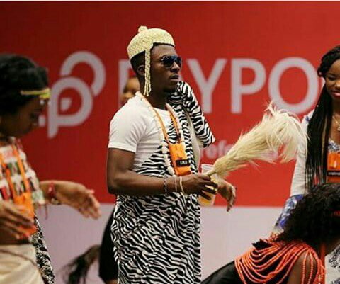 PositiveNGVibes's tweet photo. #ManCrushSunday
#BetterPikin
#MrWordSmith
#SmoothOperator
#HowAboutA0.5
#TheKingOfDiarySession
#LoluMayWeather
#TheKingOfBBN3
See how he is sorrounded by beautiful womenπ
Not to forget the 200+ in his DM.
Pls join me in hailing @loluofficial_ joor.
#LoluForce
#BBNaija https://t.co/rxLleSXysH