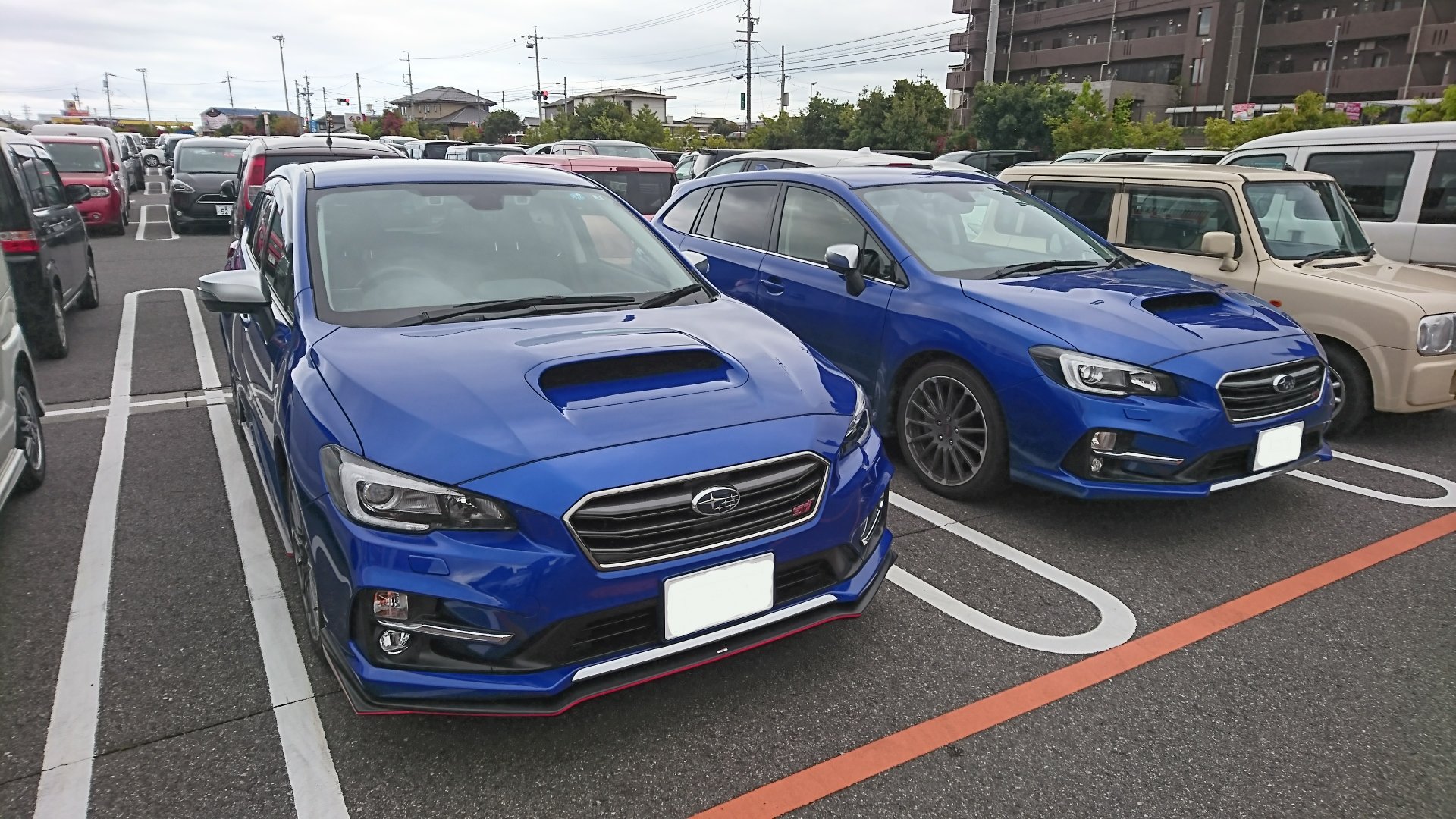 Taka Vmg C レヴォーグ Wrブルー Stiスポーツ ディーラーでc賞を頂き 見事にstiパーツを被爆 ついでにエアコンフィルターを買った帰りに フォロワーのむねさんと遭遇 ちゃっかり並べて撮りました Taka Vmg C レヴォーグ Wrブルー Stiスポーツ ディーラーでc賞を頂き 見事にstiパーツを被爆 ついでにエアコンフィルターを買った帰りに フォロワーのむねさんと遭遇 ちゃっかり並べて撮りました