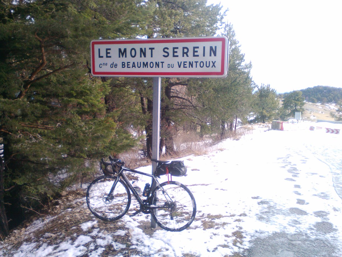 BecycleLyon's tweet photo. Notre coursier Luc se prépare pour la #ZBTR2018 de @Chilkootcdp avec un Lyon - Serein - Valence enchaîné après sa journée de travail à 18h00 vendredi.
La neige l'a empêché de relier le Ventoux pour 6km.
#messlife #BTR2018 #ZBTR #coursierLyon #BecycleTeam https://t.co/HbTGmBIkHO