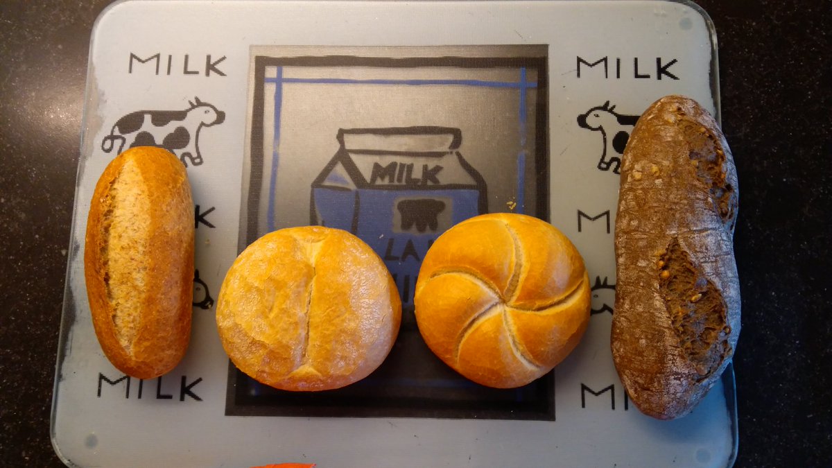 Klier_cartoons's tweet photo. Geweldig idee van #Delhaize om hun groenten anders te benoemen. Ik trek dit dan ook graag door naar hun broodjes. Vlnr: #penis, #foef, #aars, #penisalsmamakonkiezen https://t.co/iMAyiEnKny