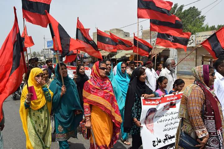 AsifMari7's tweet photo. #SindhWantsWater مارچ ٻهارو شهر کان ڳاڙهو طرف روان دوان
سنڌ جي پاڻي تي مسلسل لڳندڙ ڌاڙن، نوان ڊيم ڊيم ٺاهڻ جي سنڌ دشمن سازشن، پاڻي جي هٿرادو کوٽ ۽ ڌارين کي شناختي ڪارڊ ڏيئي سنڌين کي اقليت ۾ تبديل ڪرڻ خلاف سنڌ سجاڳي مارچ شروع https://t.co/zAEDVdCu2c