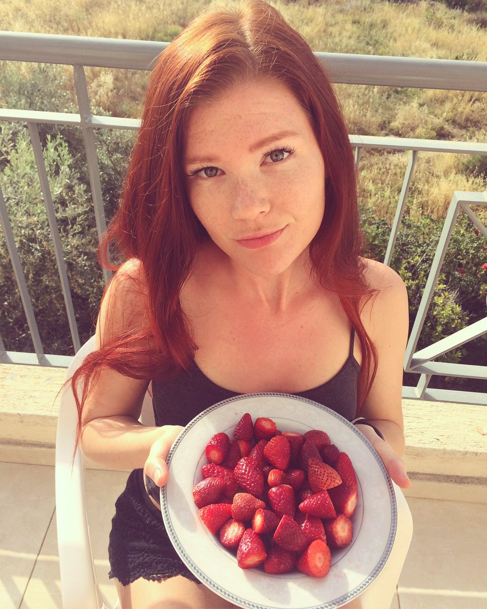Miastune's tweet photo. What's your Sunday breakfast?🍓🍓🍓#redhead #sunday #strawberry @vegan @RedheadProblems @redhead_weekly @HellYeaRedheads https://t.co/F8NkhjEPiw