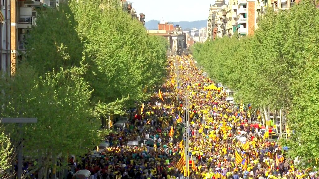 sergipinkman's tweet photo. I encara no ha començat. BRUTAL.
#15A #Llibertat #UsVolemACasa #LlibertatPresosPolítics https://t.co/YbqjyDRhEO