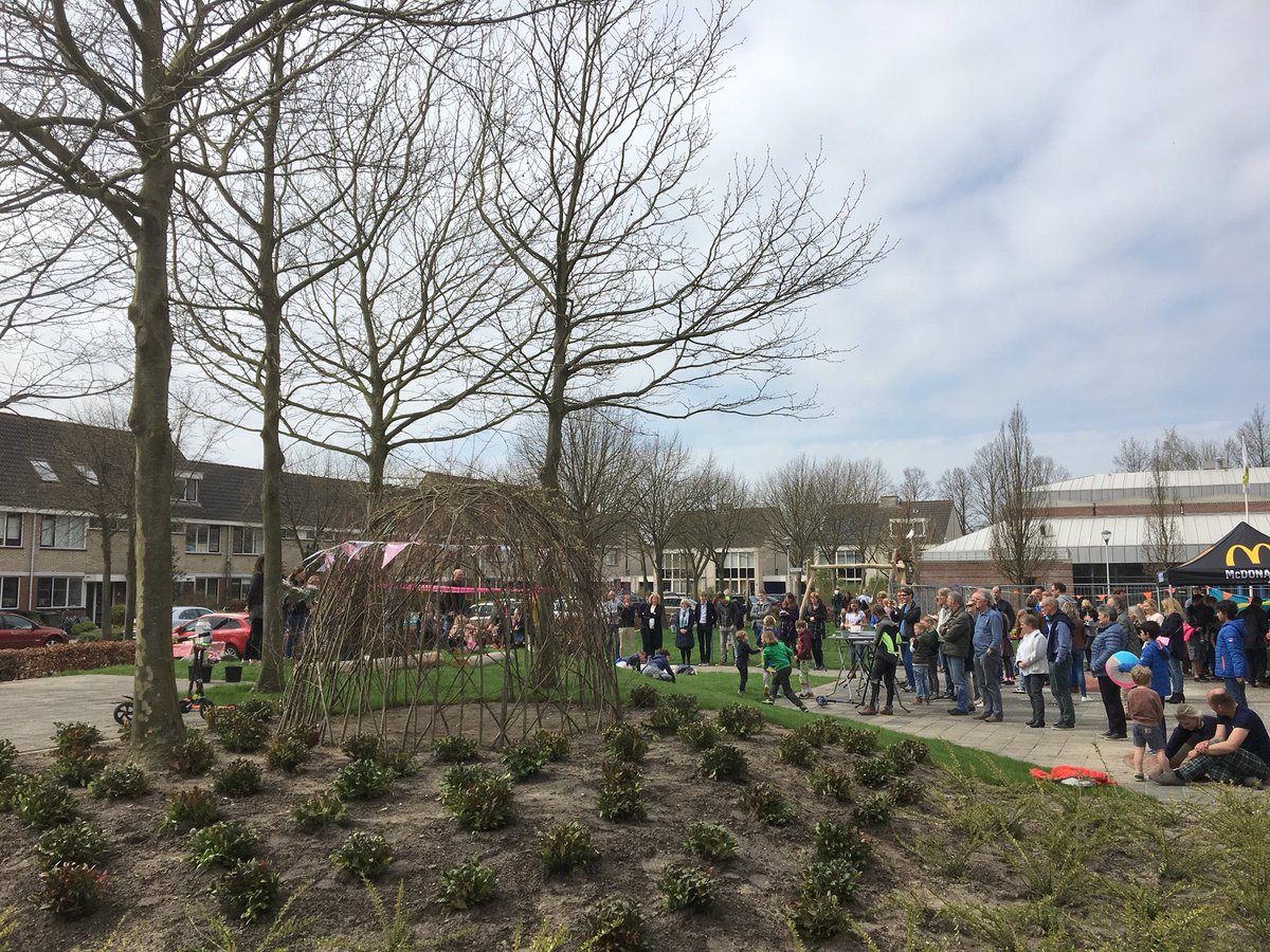 Laat het buitenspeelseizoen maar beginnen! Geholpen door kinderen uit de buurt, heeft wethouder <a href="/keesvanvelzen/">Kees van Velzen</a> zaterdag Speelplaats De Geest in Warmond, <a href="/gem_teylingen/">Gemeente Teylingen</a> geopend. Een fantastisch resultaat ontstaan uit een initiatief van omwonenden.