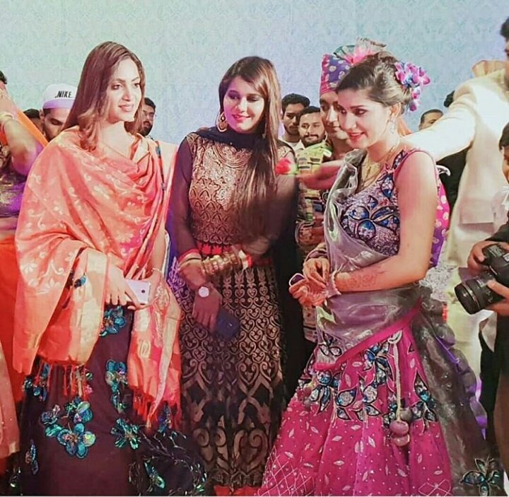 TheRealityshows's tweet photo. Sapna Coudhary, Arshi Khan amd Mehabi at Marriage party https://t.co/iIO3uuVHEf