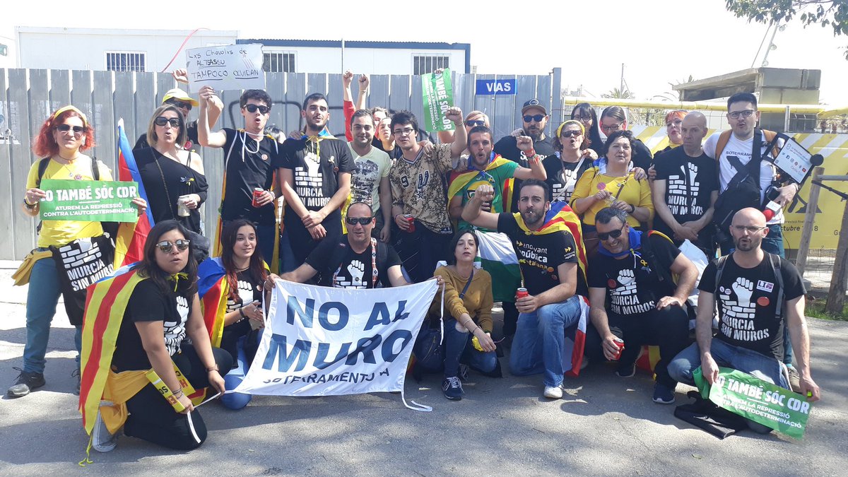 latitafdez's tweet photo. Los catalanes vinieron a Murcia sin banderas,sin insignias. Hoy los murcianos estamos en Barcelona, con banderas, con insignias... Y q hacen ellos??? Nos apoyan, nos ayudan y nos aplauden. VISCA CATALUNYA!!! https://t.co/4sHBsqQfJP