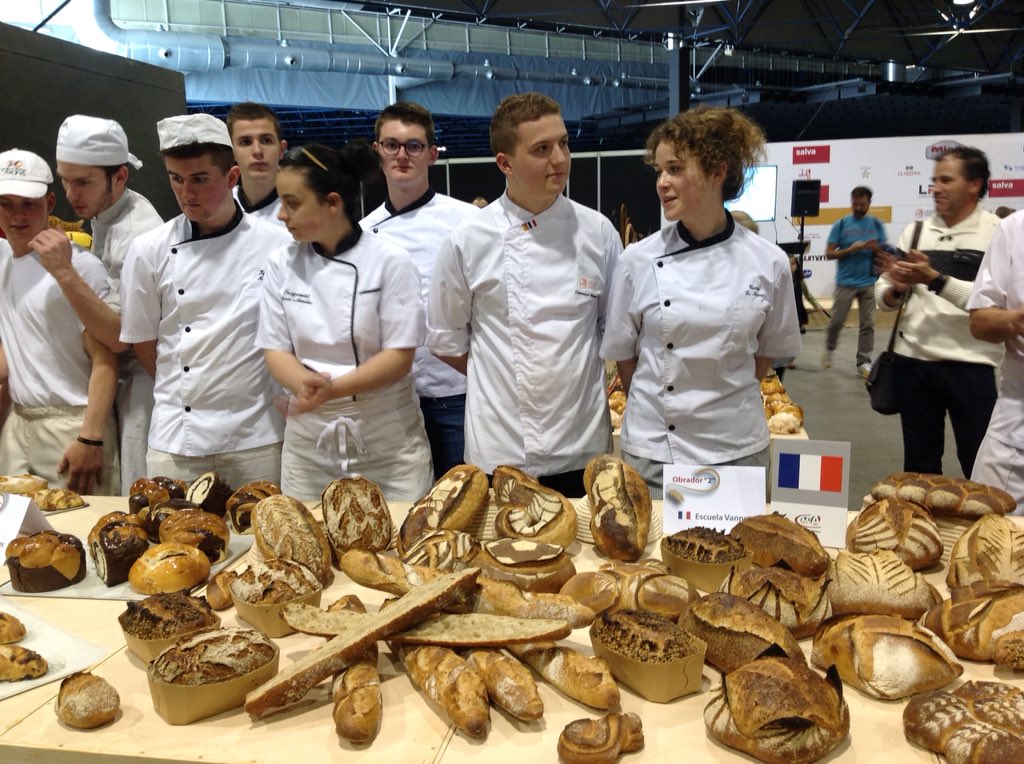 comoju's tweet photo. La escuela Vannes, Chambre de Métiers et de l'Artisanat CMA du Morbihan de Francia, cerrando este Certamen #ValenciaCapitalPan @panaderosCV @Feria_Valencia #UIBC2018 @UIBC_ @CEOPAN1 #UIBC https://t.co/zYeyTNWXnC