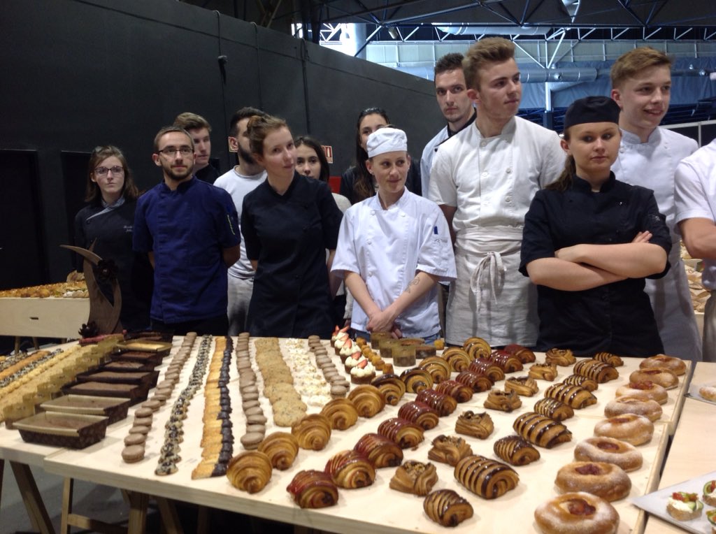 comoju's tweet photo. La escuela Vannes, Chambre de Métiers et de l'Artisanat CMA du Morbihan de Francia, cerrando este Certamen #ValenciaCapitalPan @panaderosCV @Feria_Valencia #UIBC2018 @UIBC_ @CEOPAN1 #UIBC https://t.co/zYeyTNWXnC