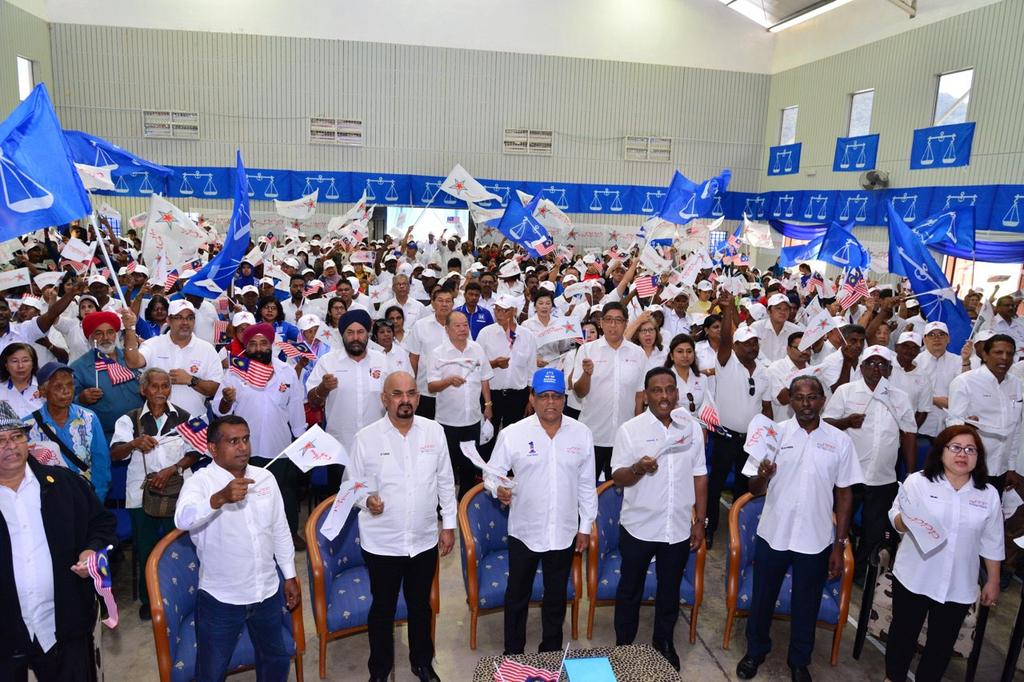 myPPP_HQ's tweet photo. Pelancaran Manifesto #PRU14
Cameron Highlands oleh Ybhg Tan Sri @m_kayveas Pada 15hb April 2018 @NajibRazak
@TengkuAdnanReal 
#myPPP #BN 
#MakeCameronNiceAgain 
#myP078 #TeamKVS #KamiGengNajibRazak https://t.co/jtzFWkVILS