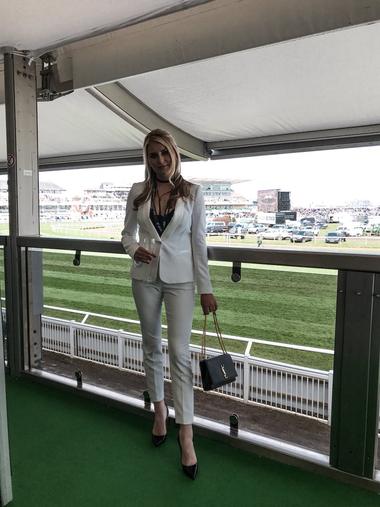 TaoHealing_'s tweet photo. #Aintree2018 what a dayπ΄π https://t.co/2XdO6ckjGn