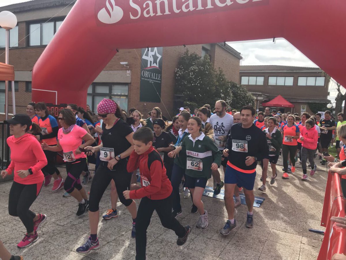 Ayto_Las_Rozas's tweet photo. .@jdelauz y el concejal Jose Cabrera participaron en la Carrera solidaria del @colegio_orvalle en su Día de la Familia con la que se han recaudado fondos para la labor en África de la Fundación @Harambee_es https://t.co/qq0fOLNfoV