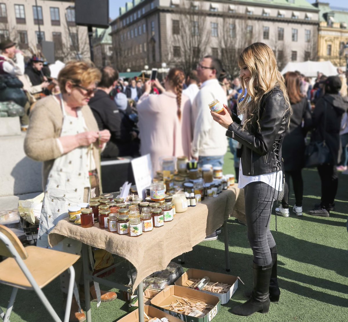MontseBaughan's tweet photo. Spending a perfect #Spring day at the #Viking #Medieval market in #Stockholm
#feiramedieval #kungsträdgården #medeltiden #swordfighting #Vikingamarknad #sweden #Ilovesweden #Ilovestockholm #stockholmrocks #happiness #beautiful #love #fashion https://t.co/phtCkDj61B