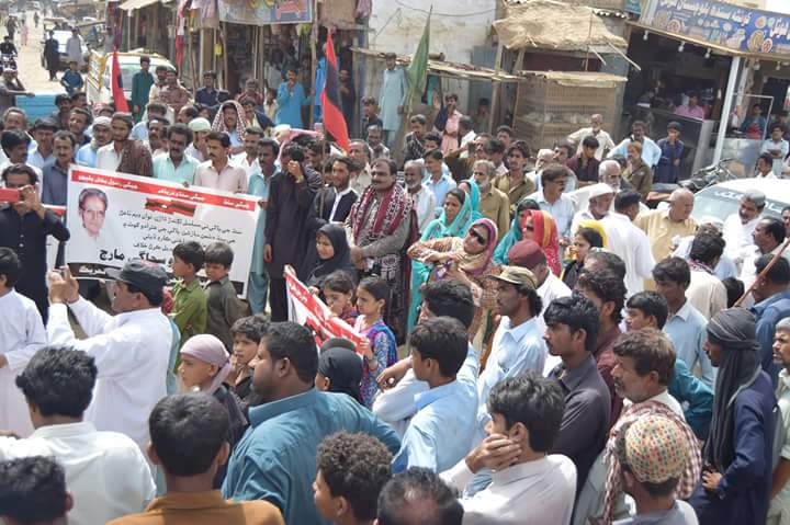 RaheelBhutto3's tweet photo. #SindhWantsWater 
سنڌ بچايو مارچ ڳاڙهو کان گھوڙاٻاري طرف روان دوان،،،،
سنڌ جي پاڻي تي مسلسل لڳندڙ ڌاڙن، نوان ڊيم ڊيم ٺاهڻ جي سنڌ دشمن سازشن، پاڻي جي هٿرادو کوٽ ۽ ڌارين کي شناختي ڪارڊ ڏيئي سنڌين کي اقليت ۾ تبديل ڪرڻ خلاف سنڌ سجاڳي مارچ https://t.co/q9RJPCSLSs