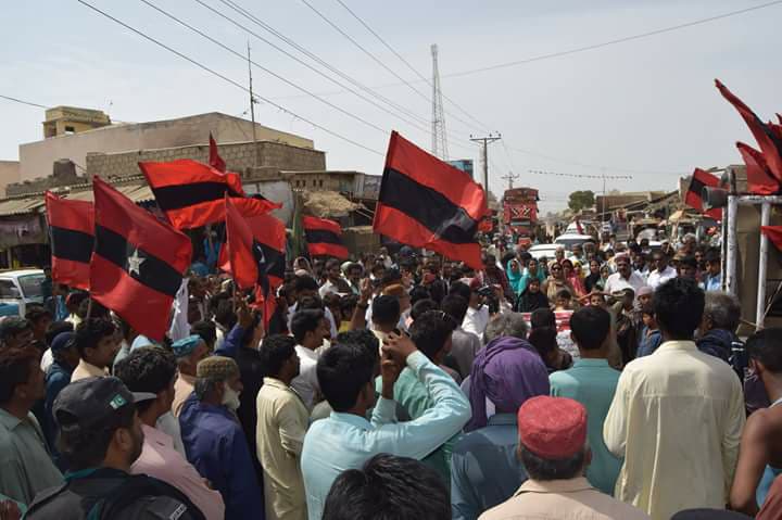 HeerBhutto's tweet photo. #SindhWantsWater 
سنڌ بچايو مارچ ڳاڙهو کان گھوڙاٻاري طرف روان دوان،،،،
سنڌ جي پاڻي تي مسلسل لڳندڙ ڌاڙن، نوان ڊيم ڊيم ٺاهڻ جي سنڌ دشمن سازشن، پاڻي جي هٿرادو کوٽ ۽ ڌارين کي شناختي ڪارڊ ڏيئي سنڌين کي اقليت ۾ تبديل ڪرڻ خلاف سنڌ سجاڳي مارچ https://t.co/Q4koOPjuQn