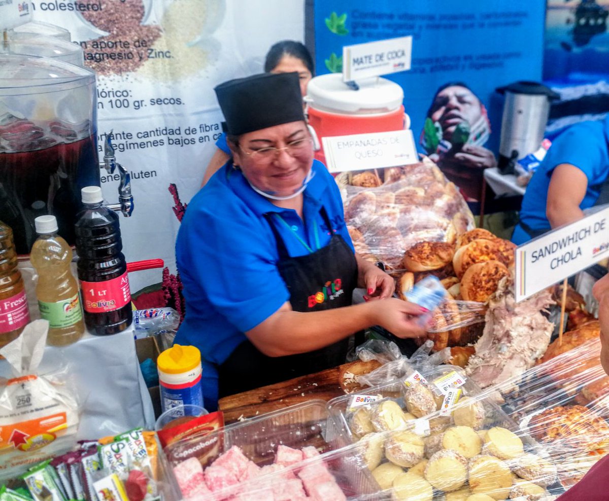 EmBolMexico's tweet photo. #FelizDomingo ¿Estás en #CDMX? Recuerda visitar nuestros stand de #Artesanía en el Zócalo y de #GastronomíaBoliviana en la Iglesia Santo Domingo Te esperamos en @culturasamigas estaremos hasta el 29 de abril. #Salteñas #Humintas #Quinua #MateDeCoca #Cerámica #Aguayos https://t.co/B2lXUHNcuF