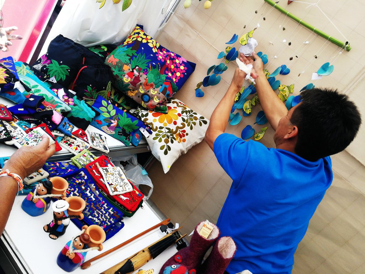 EmBolMexico's tweet photo. #FelizDomingo ¿Estás en #CDMX? Recuerda visitar nuestros stand de #Artesanía en el Zócalo y de #GastronomíaBoliviana en la Iglesia Santo Domingo Te esperamos en @culturasamigas estaremos hasta el 29 de abril. #Salteñas #Humintas #Quinua #MateDeCoca #Cerámica #Aguayos https://t.co/B2lXUHNcuF