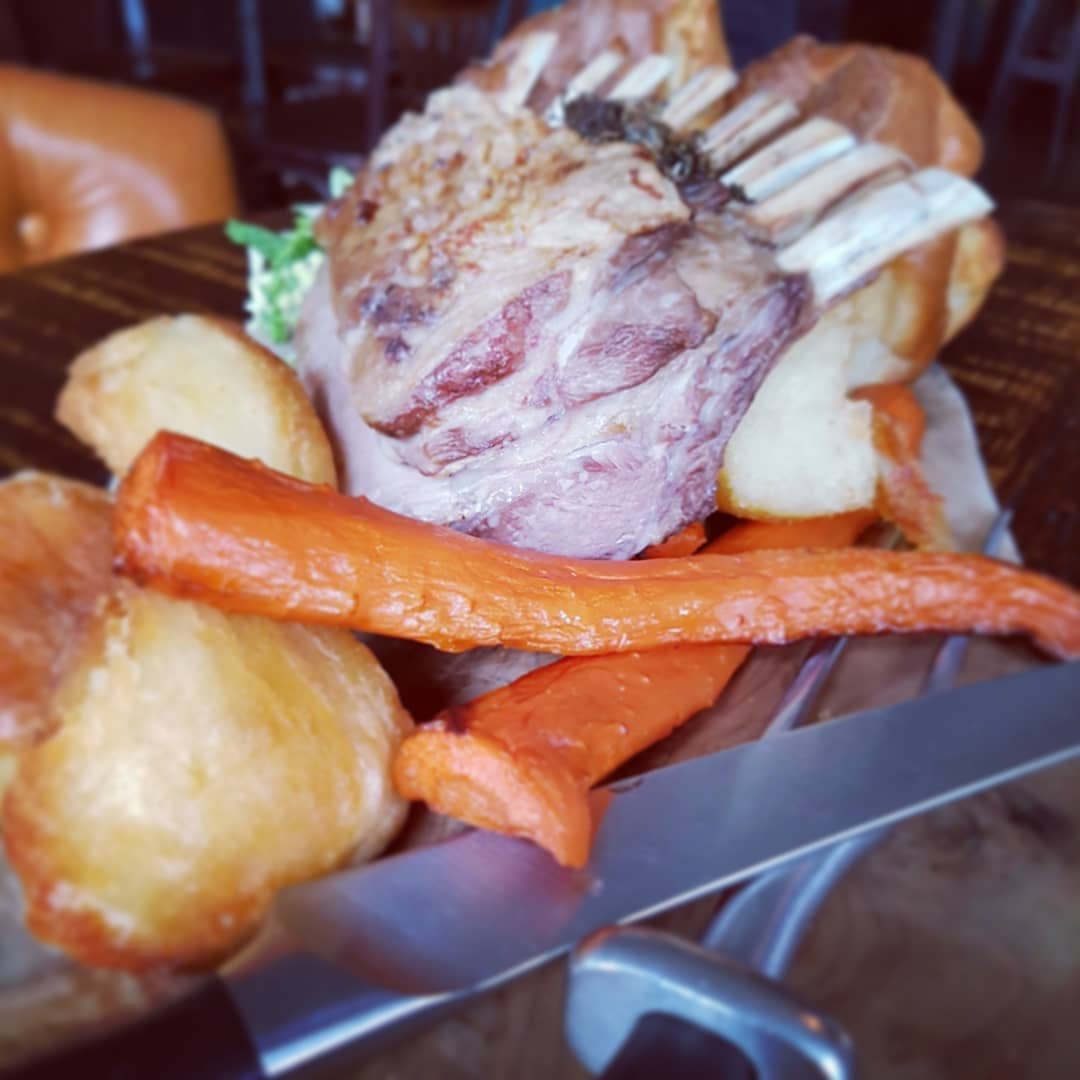 ThePilotW4's tweet photo. #sharingiscaring Sunday roast lamb served with all the trimmings, spoonfuls of mint sauce & a giant jug of gravy #familyroast #sundayroastgoals #sundaysignature #FullersKitchen @TheChiswickCal @chiswickbuzz https://t.co/GJ1SL4Z5CN