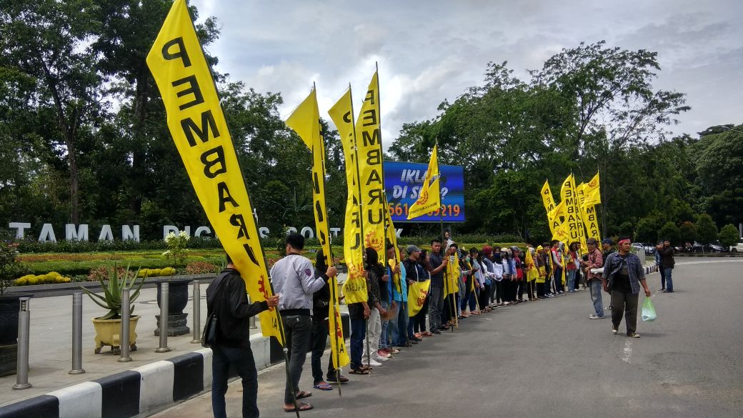 Pembaru_Indo's tweet photo. Aksi launching PEMBARU Kalimantan Barat di taman Digulis, tanggal 15 April 2018. PEMBARU Kalimantan Barat menyoroti berbagai masalah pemuda di Kalimantan Barat terutama akibat monopoli dan perampasan tanah yang begitu masif. https://t.co/Q55X52qAL9