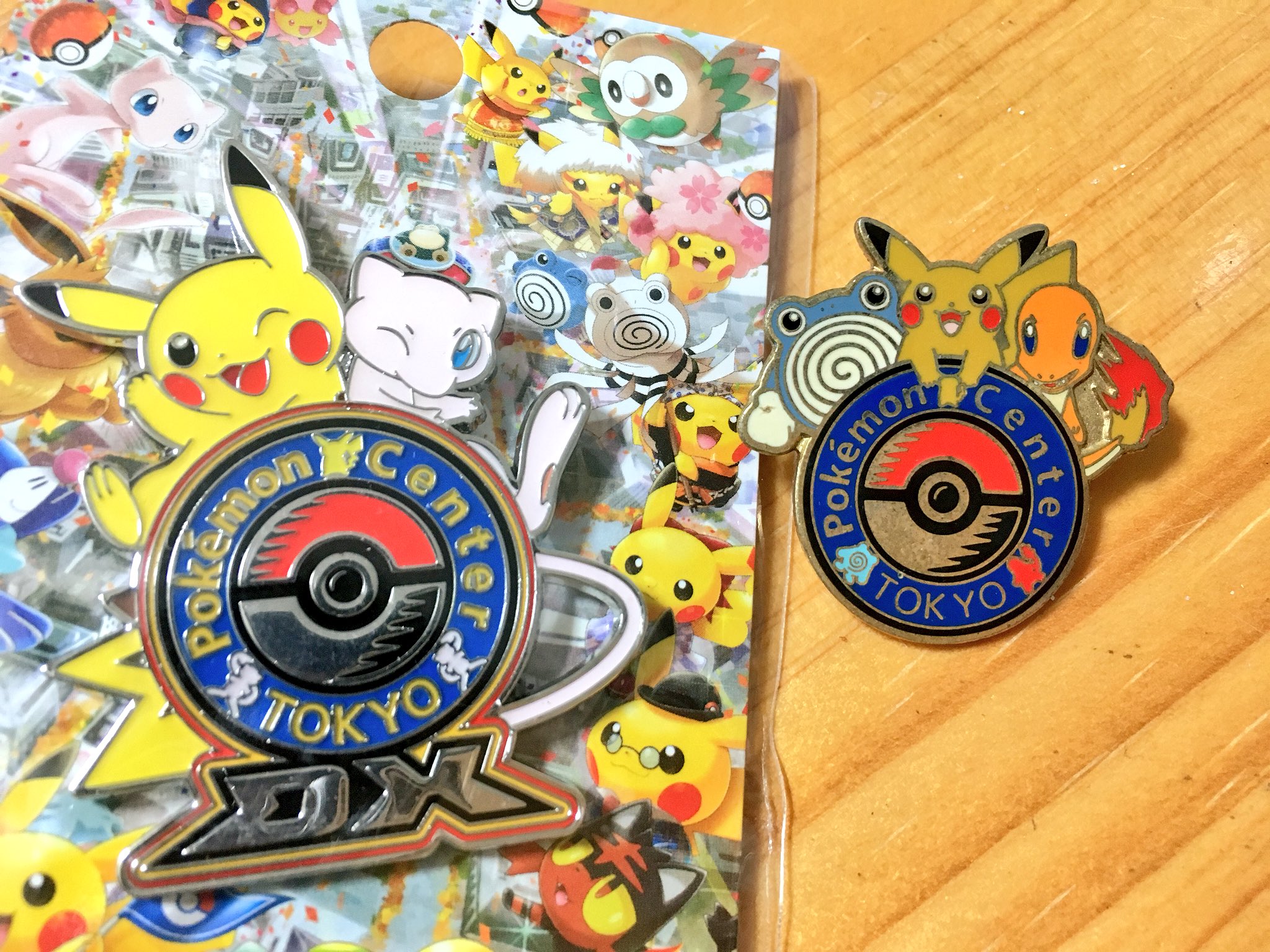 梅はち Twitterissa 初代ポケモンセンターのロゴピンバッチと最新ポケモンセンターのロゴピンバッチ T Co Dr91qypfwr Twitter