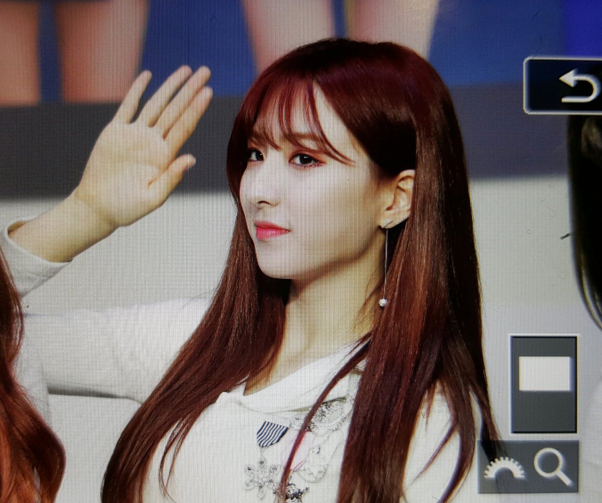 Comet_527's tweet photo. 180415 강남 팬사인회 #우주소녀 #은서 #손주연 #WJSN #EUNSEO https://t.co/4a85sUz7B4