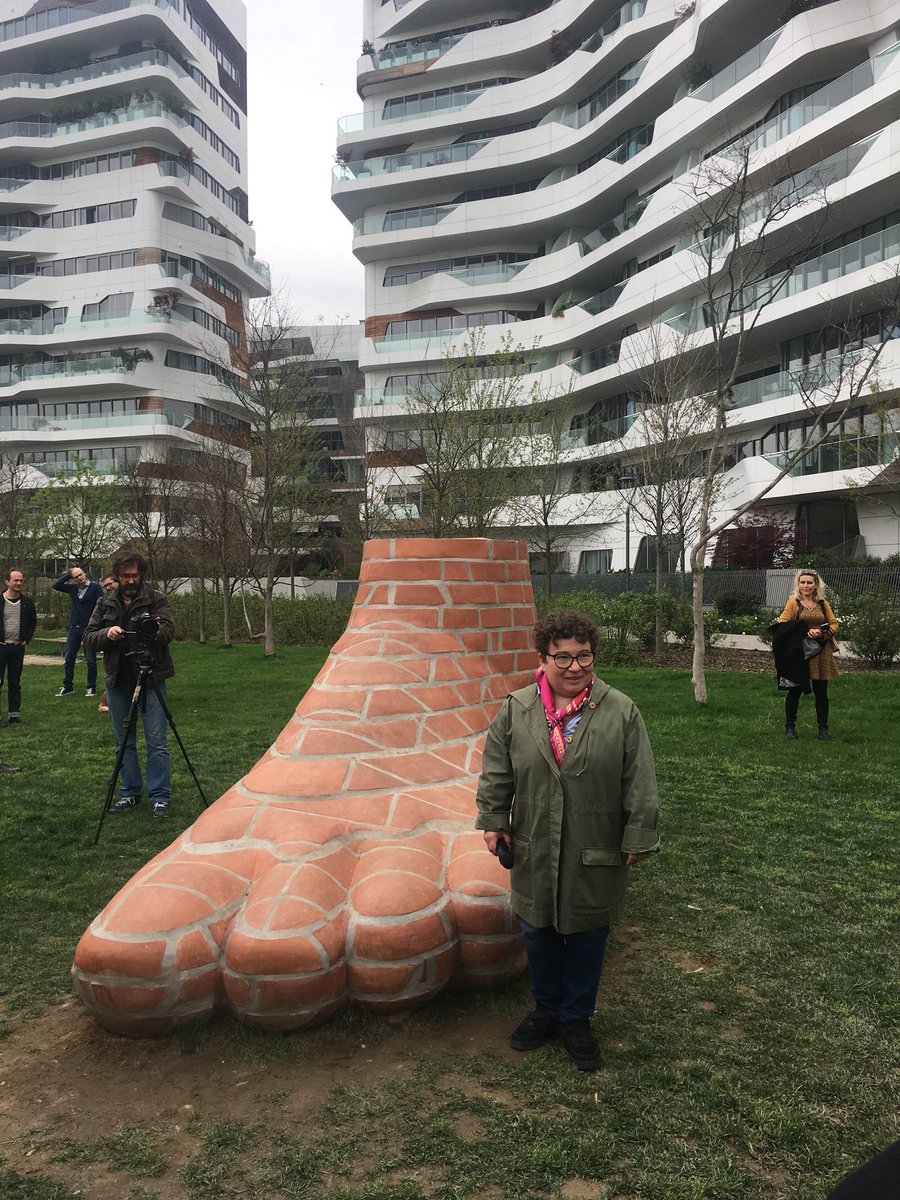 AntonellaAmodi1's tweet photo. Piedone e manona che dialogano a @MilanoCityLife opera di Judith Hopf per il progetto @ArtLineMilano @culturamilano #handandfoot https://t.co/xliRD4ME8c