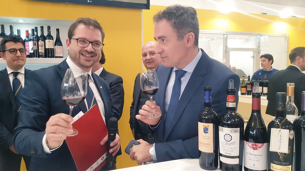 DiGioiaLeonardo's tweet photo. La #Puglia al @VinitalyTasting. Siamo una regione in grado di produrre ed esportare eccellenza. I nostri produttori in mostra nel corso della piu grande manifestazione dedicata ai vini #Vinitaly2018 https://t.co/ndqkdJc3CC