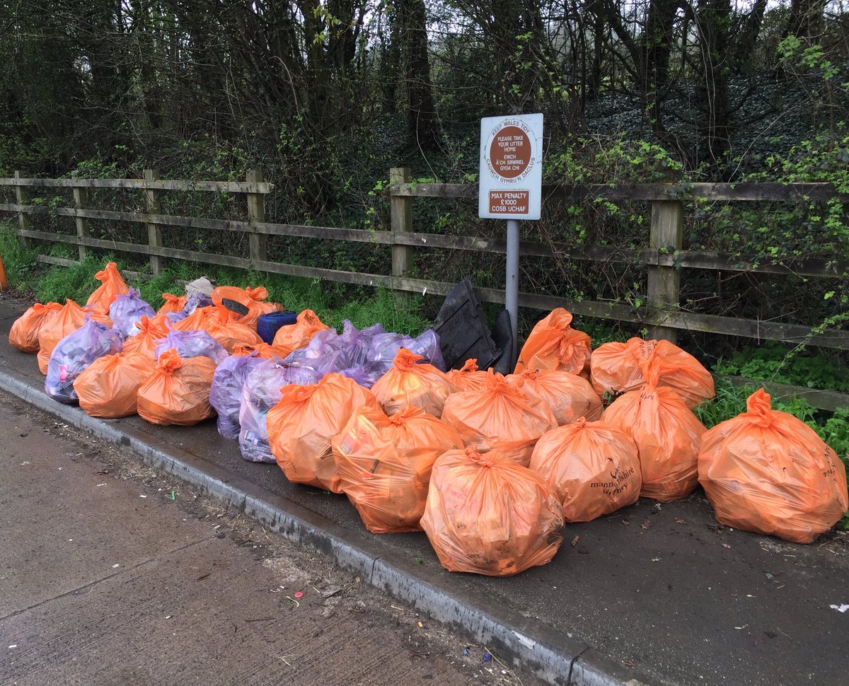 1piecelitterusk's tweet photo. A bit more than 1 piece.  39 bags collected by volunteers from just one Lay-bye on the A449 by the Coldra.  #embarrassed.  Could @NewportCouncil pick this lot up? @NickRamsayAM @DavidTCDavies  @Keep_Wales_Tidy @KeepBritainTidy https://t.co/A4ytfOy7Gt