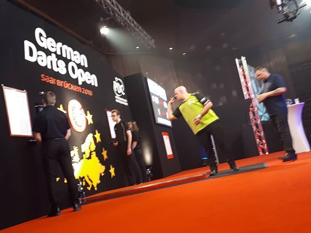 UlrichHoefer's tweet photo. Noch eine Sensation? Allen Tabern führt 3:1 gegen die Ne. 1 der Welt Michael van Gerwen? #gdo2018 https://t.co/mb7ZshY50L https://t.co/KJSDhx8Rts