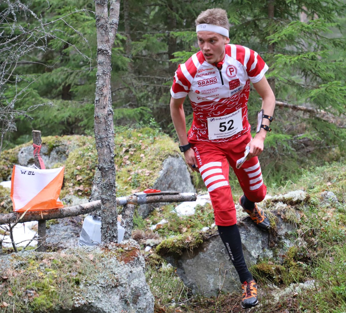AngAnkkuri's tweet photo. Miesten kärkikolmikko tänään vauhdikkaassa kisassa: Olli-Markus Taivainen, @niemialeksi, @JMooserock. Väliajoissa johtanut @fredricportin sortui loppumatkasta virheisiin ja putosi kuudenneksi. #Ankkurirastit #suunnistus https://t.co/zCnvyGAP8G
