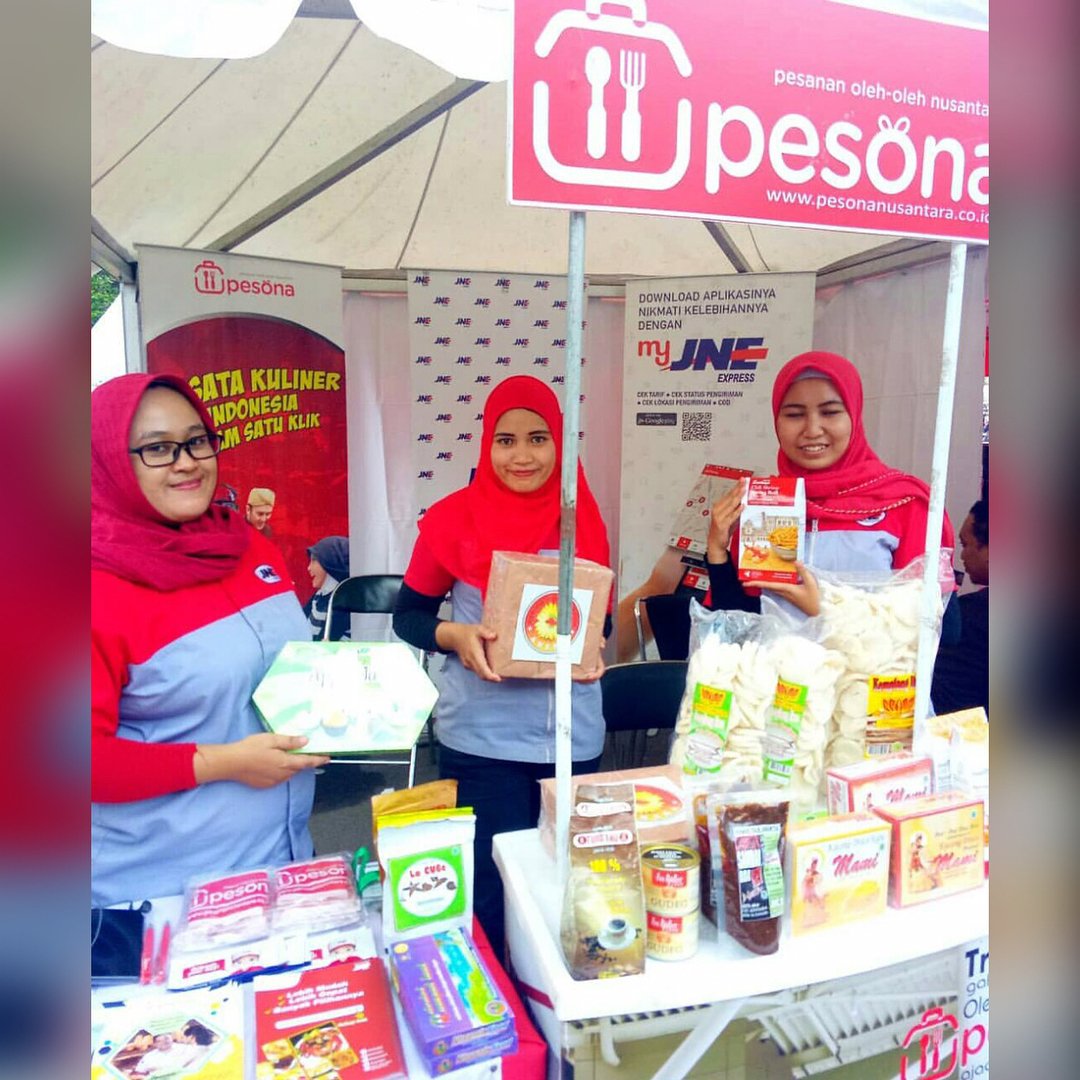 JNE_ID's tweet photo. Pesona Nusantara hadir dengan tujuan untuk memperkenalkan produk lokal daerah hingga dapat mencapai skala nasional. Serta meningkatkan daya saing pelaku usaha UMKMK (Usaha Mikro, Kecil, Menengah dan Koperasi) terutama untuk industri makanan
.
.
#jne
#jnesolo
#connectinghappiness https://t.co/abuXrBppyh