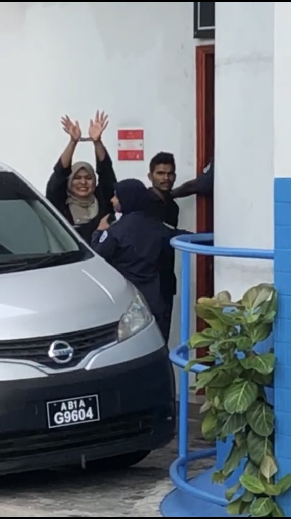 a_nadraa's tweet photo. Najuma aai Azmee criminal court ah haaziru kohffi. Najuma akee maaraamaree hingaane meeheh noon mujuthamau ah huri Mura kaley noon kon bidi eh alhuvaakah. Usooluves onnanee ekimeehunnah eki gothah. @PoliceMv Anhenakah veethee thafaathu kurun bodu. #FreeNajmaNow #FreeAzmeeNow https://t.co/PCKDiEBwCZ