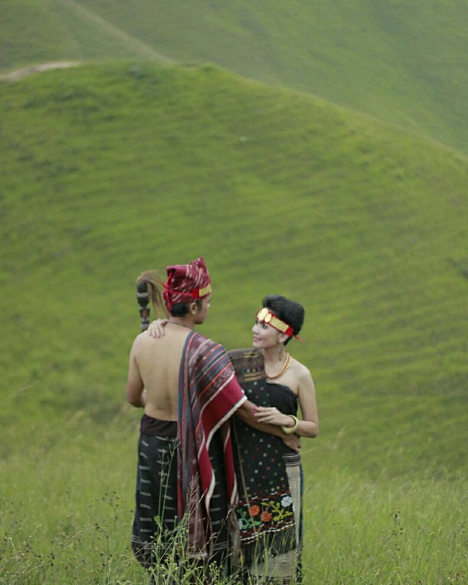 danautoba_ind's tweet photo. Prawed Gaya "Raja Raja Batak pada Jaman dahulu kala". Ada yang berani coba ??? Atau pengen tapi belum punya pasangan hehehe...
Cari di Gondang Naposo 27-28 April 2018. #VisitSamosir #VisitDanauToba
Pic by vilidiussibarani https://t.co/YIiu324OJB