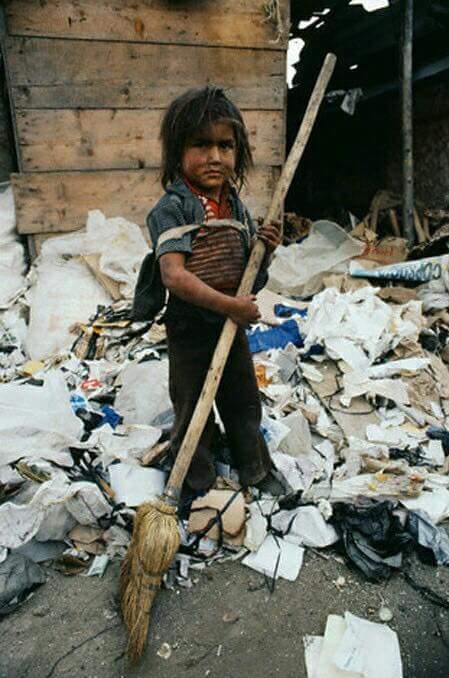 لماذا نهدي الاثرياء هدايا ثمينه وهم قادرون على شرائها 
ونهدي الفقراء بقايا ملابسنا وطعامنا 
هل لديكم اجابة مقنعه@الغرابي