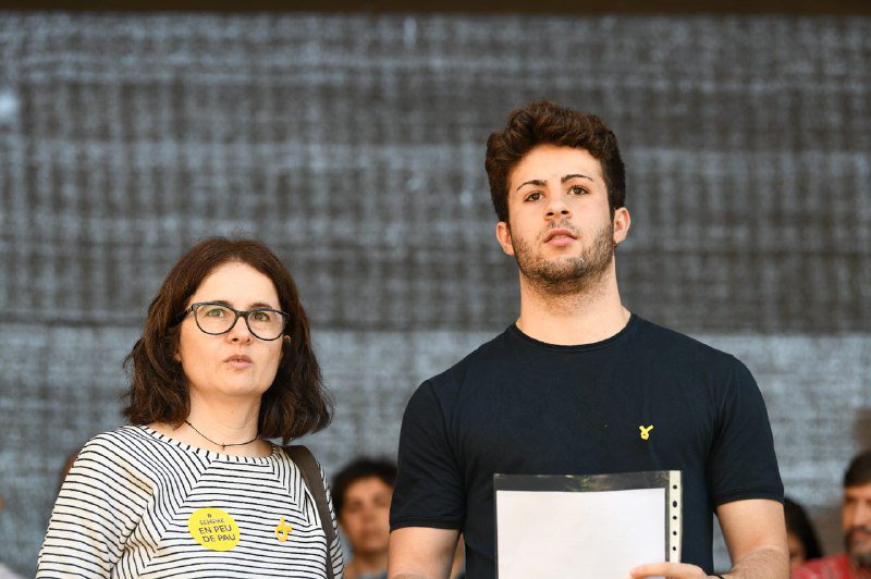 assemblea's tweet photo. 🔴 Quan farà 6 mesos que sou a la presó, rebem les vostres paraules d'esperança 👉Llegeixen les seves cartes @TxellBonet, per @jcuixart i l'Oriol, el fill de @jordialapreso. Gràcies per ser un motor de dignitat. No esteu sols i #UsVolemACasa! https://t.co/bK9nY00GUM