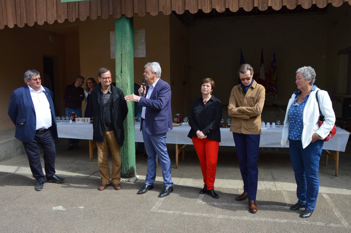 Vincent__Thomas's tweet photo. #Foire de printemps baignée de soleil à #Thury, ce dimanche avec près de "250 exposants", selon le maire Claude Comte. Un record. Une fête en présence de nombreux élus, dont Patrick Gendraud (@Departement89), @JPSArrighi, @verienparent ou encore @GLarrive. #Puisaye @lyonne_fr https://t.co/HckJ8VjM6z