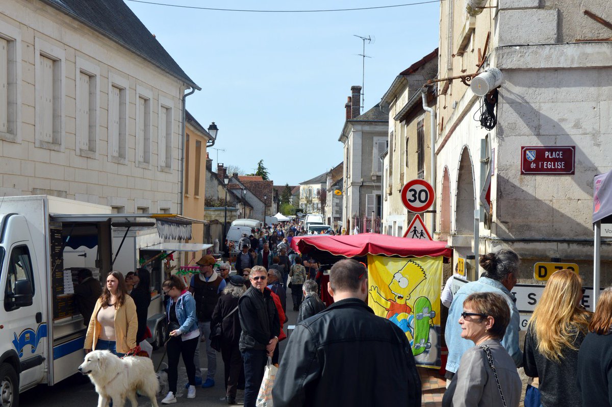 Vincent__Thomas's tweet photo. #Foire de printemps baignée de soleil à #Thury, ce dimanche avec près de "250 exposants", selon le maire Claude Comte. Un record. Une fête en présence de nombreux élus, dont Patrick Gendraud (@Departement89), @JPSArrighi, @verienparent ou encore @GLarrive. #Puisaye @lyonne_fr https://t.co/HckJ8VjM6z
