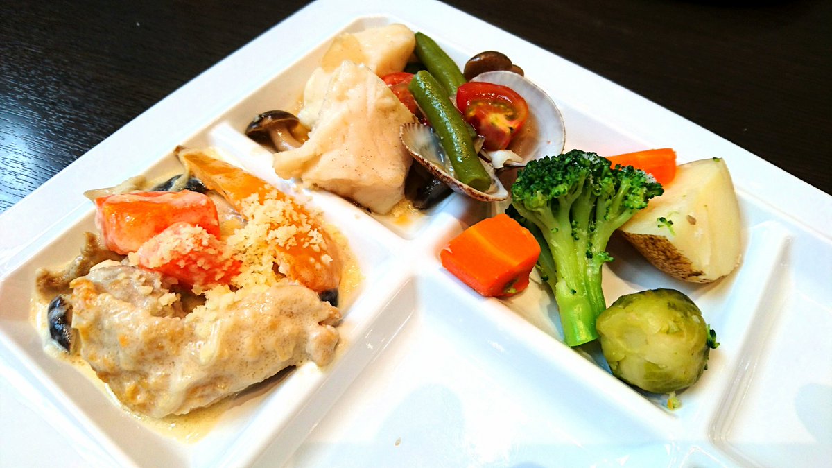 Aizawa_007's tweet image. LUXE DINING HAPUNA ☺

お腹が減ってないのに
減ってるフリ！！その①w
うーん。
盛り付けが下手なのか…
食べたくないから適当なのか…
ブッフェが苦手なのか…
味はもちろん美味しかったけです❗

 #品川プリンスホテル #HAPUNA #ブッフェ #パルナ