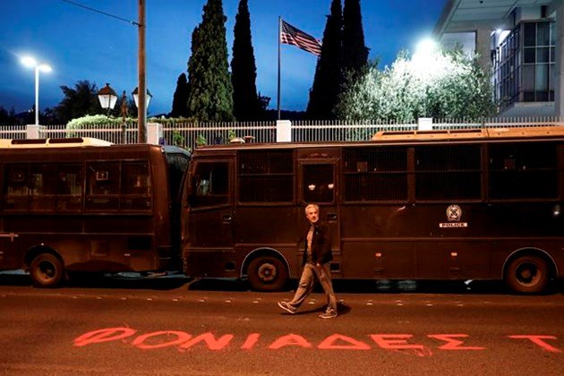 Thousands protest in Athens against US-led Syria airstrikes.  ottawamatters.com/world-news/tho… https://t.co/ks34Al6lUg