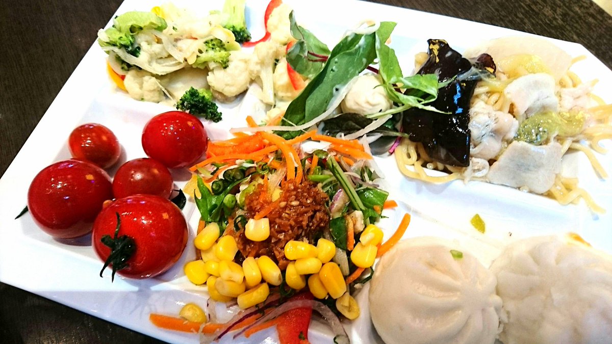 Aizawa_007's tweet image. LUXE DINING HAPUNA ☺

お腹が減ってないのに
減ってるフリ！！その①w
うーん。
盛り付けが下手なのか…
食べたくないから適当なのか…
ブッフェが苦手なのか…
味はもちろん美味しかったけです❗

 #品川プリンスホテル #HAPUNA #ブッフェ #パルナ
