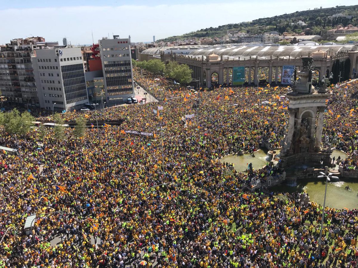 KRLS's tweet photo. Erneut eine große, friedliche und demokratische Demonstration. Katalonien bittet um Freiheit. Wir sind europäische Bürger, die einfach in Frieden und ohne Angst leben wollen #UsVolemACasa https://t.co/dywsBpoAyp