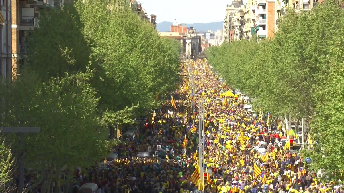 KRLS's tweet photo. Erneut eine große, friedliche und demokratische Demonstration. Katalonien bittet um Freiheit. Wir sind europäische Bürger, die einfach in Frieden und ohne Angst leben wollen #UsVolemACasa https://t.co/dywsBpoAyp