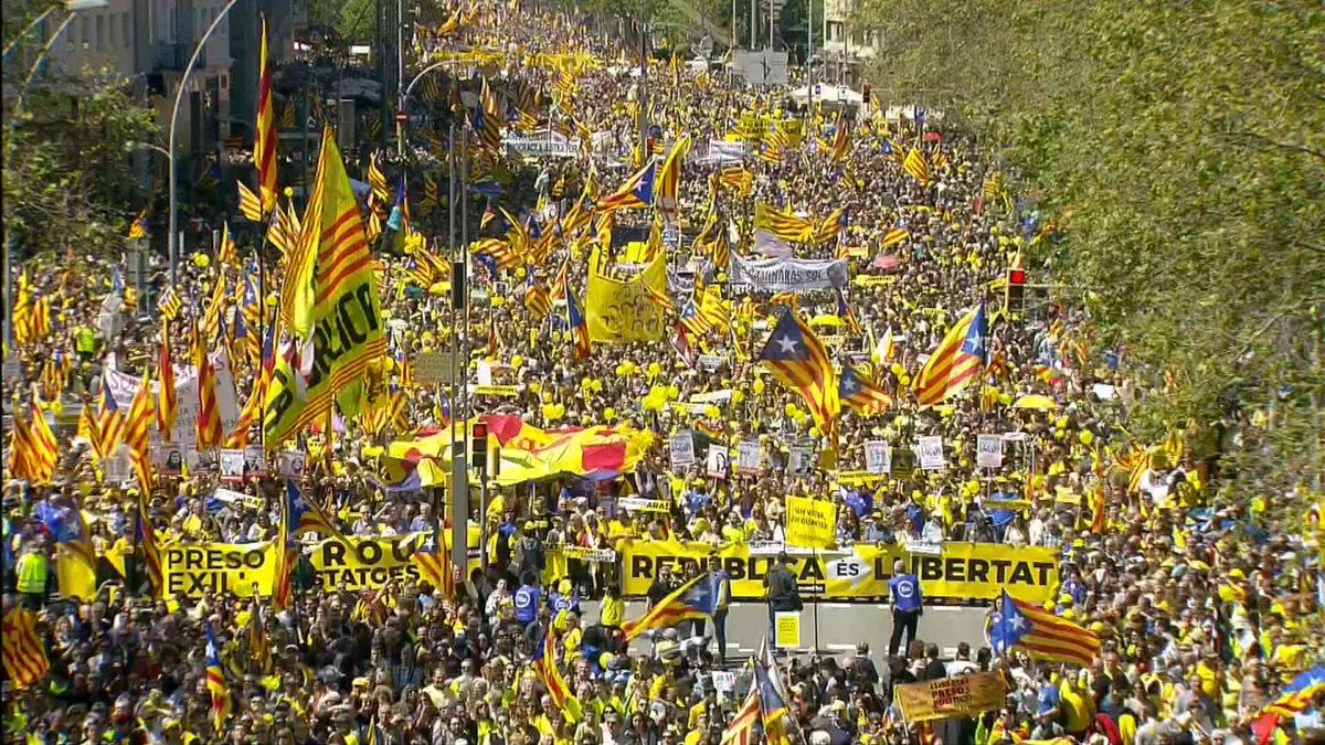 KRLS's tweet photo. Erneut eine große, friedliche und demokratische Demonstration. Katalonien bittet um Freiheit. Wir sind europäische Bürger, die einfach in Frieden und ohne Angst leben wollen #UsVolemACasa https://t.co/dywsBpoAyp