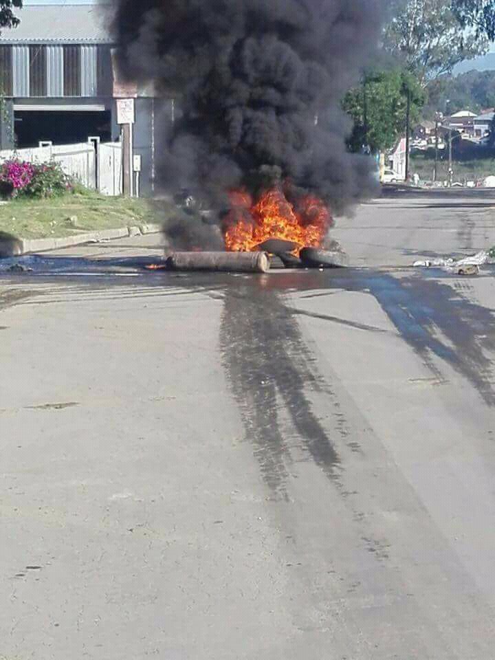 kittasimelane's tweet photo. What is happening to my hometown πππ. #PrayForMthatha https://t.co/P5uLuAsRg0