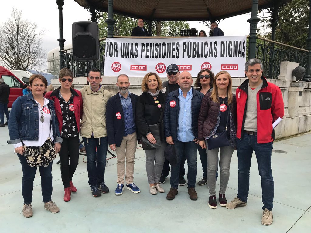 Pablo_Zuloaga's tweet photo. ✊️Hoy hemos vuelto a salir a las calles para acompañar, junto a otr@s miembros de la Ejecutiva del @PSOECantabria, a nuestr@s pensionistas por las calles de #Santander en defensa de unas #pensionesdignas para tod@s‼️🌹 https://t.co/A4y89LkaAT