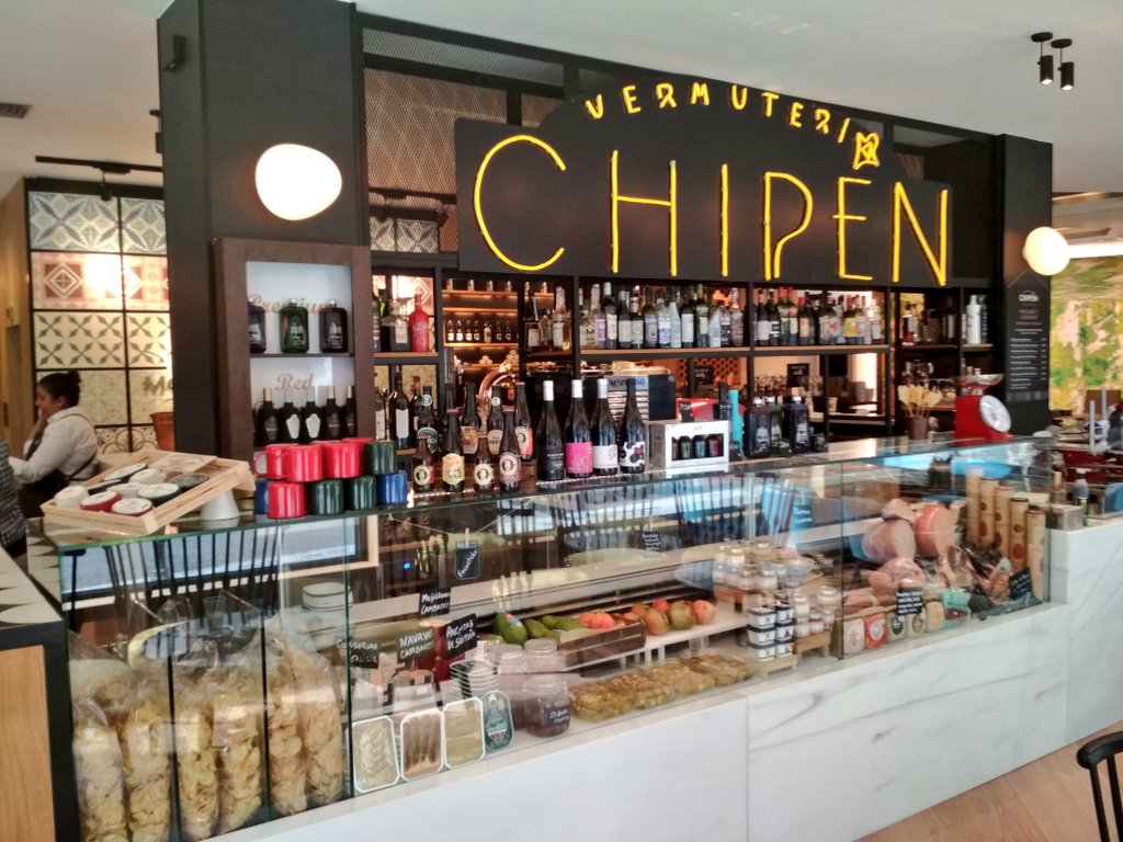 viajablog's tweet photo. Hora del vermut en Madrid! La vermutería Chipén, en el Hotel Mercure Madrid Plaza de España (de @AccorHotelsES) es de las mejores de la ciudad. Te vienes? https://t.co/IkM377BF7Q