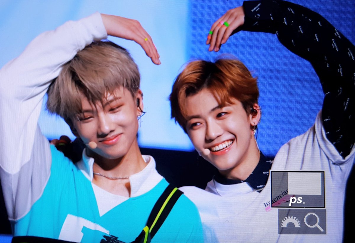 jisung_kr's tweet photo. 180415 #지성 #JISUNG #NCT #NCT_DREAM #모찌성
귀여운 애 옆에 귀여운 애..😭💕 https://t.co/swBsLCAfzU