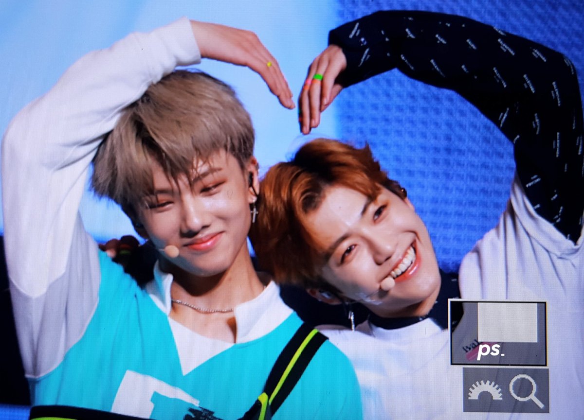 jisung_kr's tweet photo. 180415 #지성 #JISUNG #NCT #NCT_DREAM #모찌성
귀여운 애 옆에 귀여운 애..😭💕 https://t.co/swBsLCAfzU
