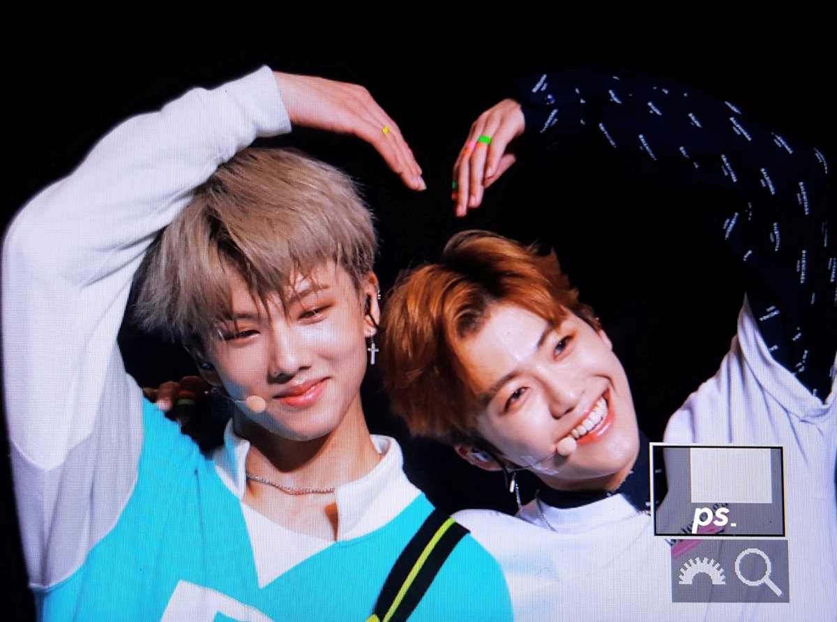 jisung_kr's tweet photo. 180415 #지성 #JISUNG #NCT #NCT_DREAM #모찌성
귀여운 애 옆에 귀여운 애..😭💕 https://t.co/swBsLCAfzU